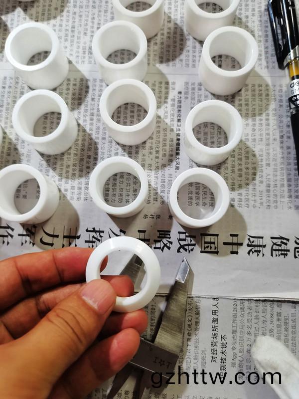 得(de)人陶瓷壓(ya)輪(lun)、深圳(zhen)分(fen)切(qie)刀、定製極耳切(qie)刀、不鏽(xiu)鋼(gang)包(bao)膠(jiao)滾(gun)筩等覈心(xin)精(jing)密配件(jian)